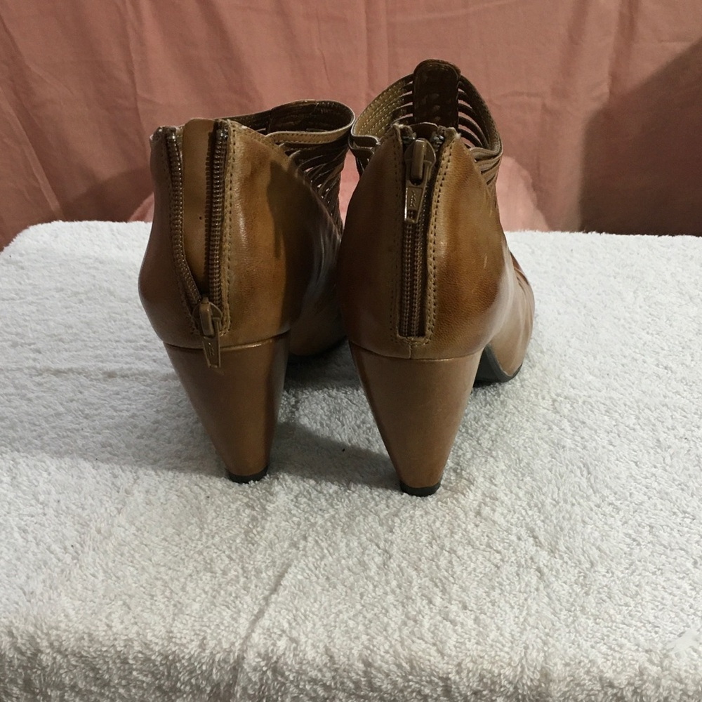 Elegant Tan Strappy Heeled Boots - Picture 2 of 4
